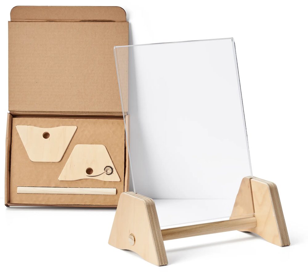 Kệ Menu Mica Acrylife Để Bàn – 22 × 28 cm – Lưng Nghiêng – Gấp Gọn – Chân Gỗ Tự Nhiên